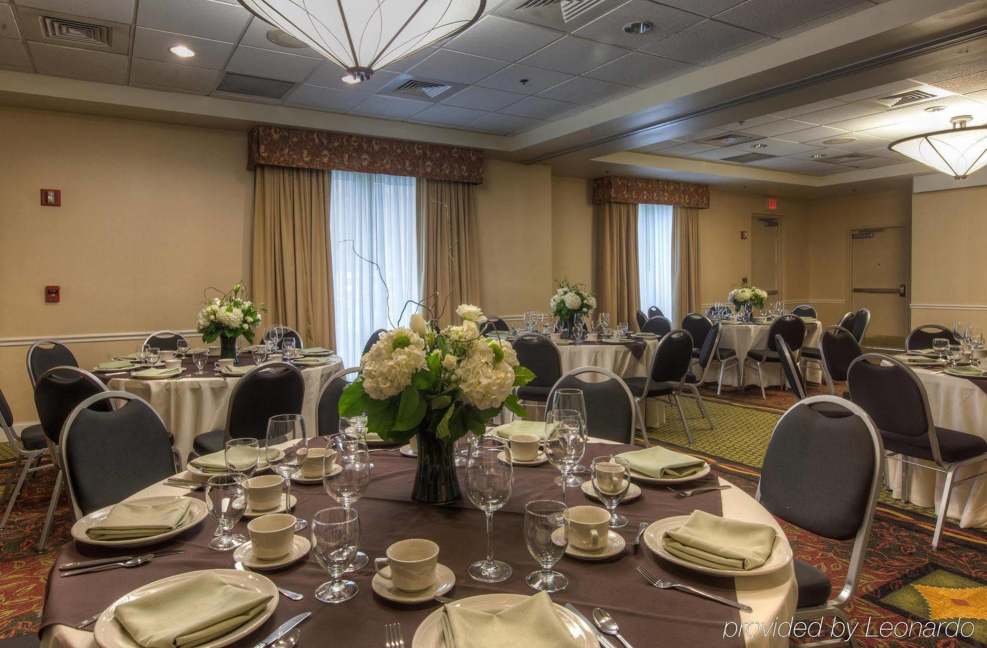 Hilton Garden Inn Norwalk Restoran gambar